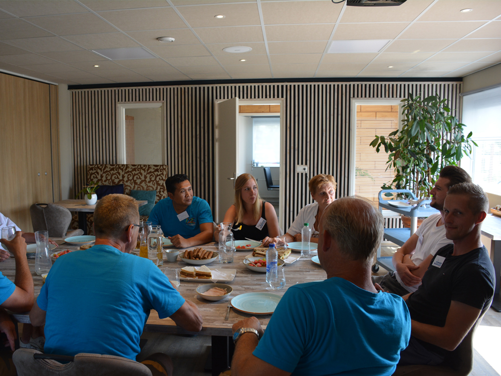 De 4 Elementen krijgt een training van De Keerzijde