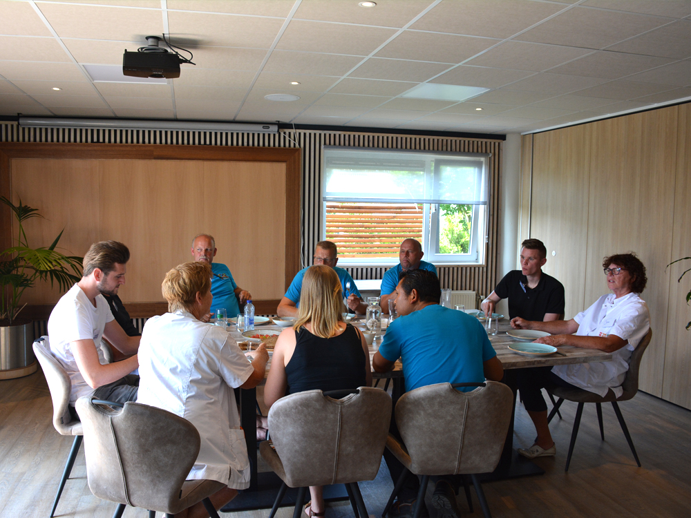 De 4 Elementen krijgt een training van De Keerzijde