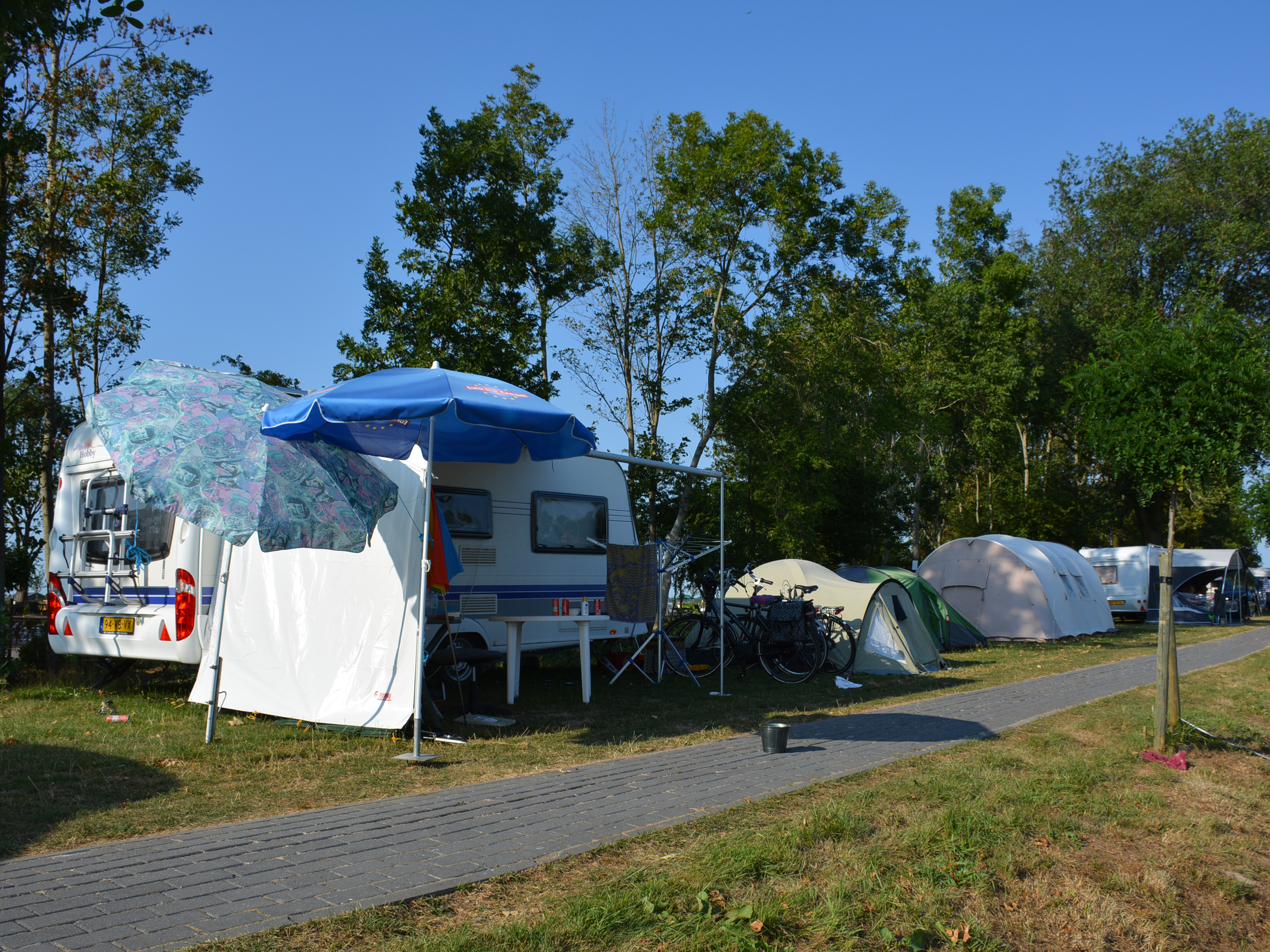 Oma kampeert met kleinzoons op Camping De 4 Elementen in Friesland