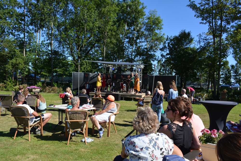 Publiek op het festival van De 4 Elementen in Stroobos