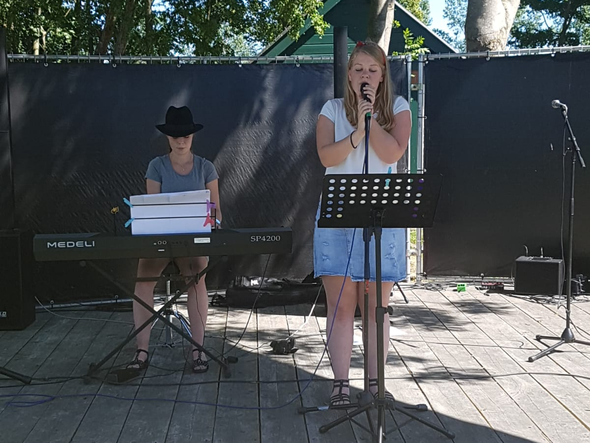 Nathalie en Hester op festival Voorbij de grens van De 4 Elementen