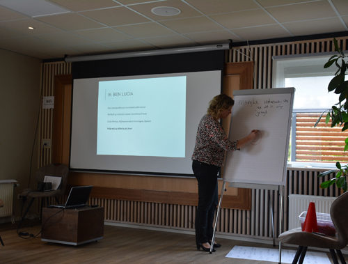 Lezing van Lucia de Boer tijdens de 'WeetIkVeel-dag'